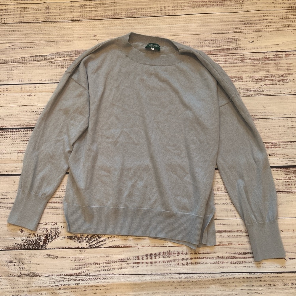 Elegant Men's Crewneck Sweater in Light Blue Gray